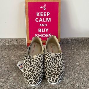 Bob’s From Skechers NEW memory foam slip on shoes W9.5 model 33417/LPD leopard